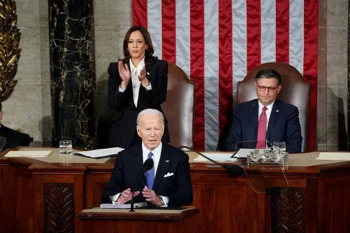  Phó Tổng thống Mỹ Kamala Harris (người vỗ tay) và Chủ tịch Hạ viện Mỹ Mike Johnson lắng nghe Tổng thống Joe Biden đọc thông điệp liên bang. Ảnh: REUTERS 