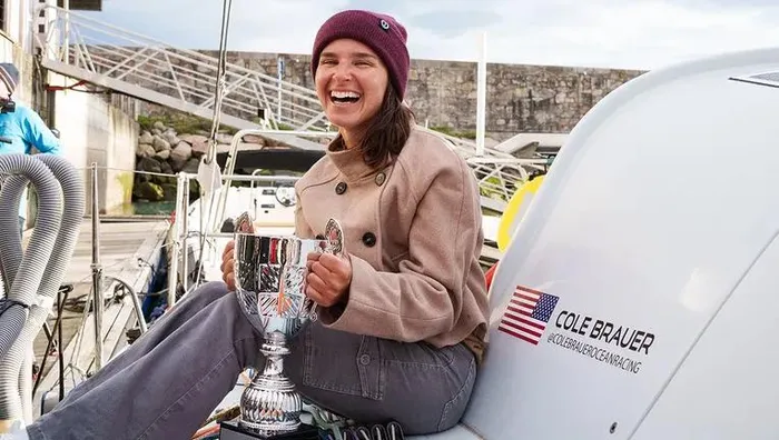 Cole Brauer đã trở thành người phụ nữ Mỹ đầu tiên chinh phục cuộc đua đi thuyền một mình vòng quanh thế giới không dừng nghỉ và không có hỗ trợ. Ảnh: fox5dc.com