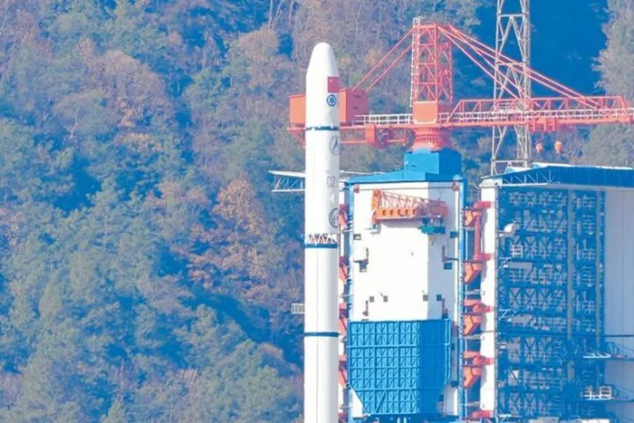 Tên lửa Trường Chinh-2C cất cánh cùng các vệ tinh DRO-A và B từ Trung tâm vệ tinh Tây Xương ngày 13/3. (Ảnh: Tân Hoa Xã)