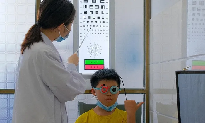 Kiểm tra thị lực trẻ em Trung Quốc. Ảnh: CFP.