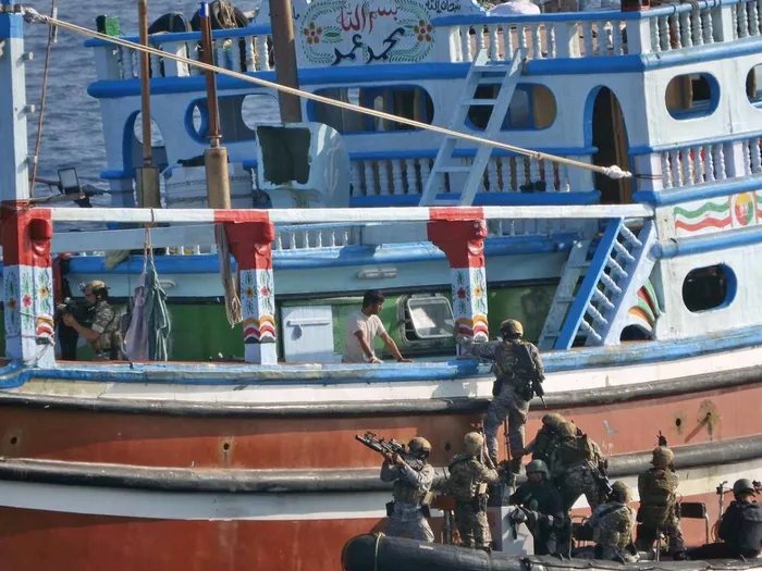 Đội biệt kích của tàu INS Sharda, Hải quân Ấn Độ tiến hành giải cứu 19 thuyền viên trên tàu cá FV Omaril bị cướp biển Somalia tấn công, bắt giữ hôm 2/2. Ảnh: ANI