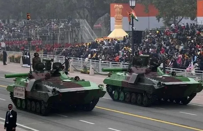  Các xe tăng tham gia cuộc diễu hành nhân kỷ niệm 74 năm Ngày Cộng hòa tại thủ đô New Delhi, Ấn Độ ngày 26/1/2023. (Ảnh: AFP/TTXVN) 