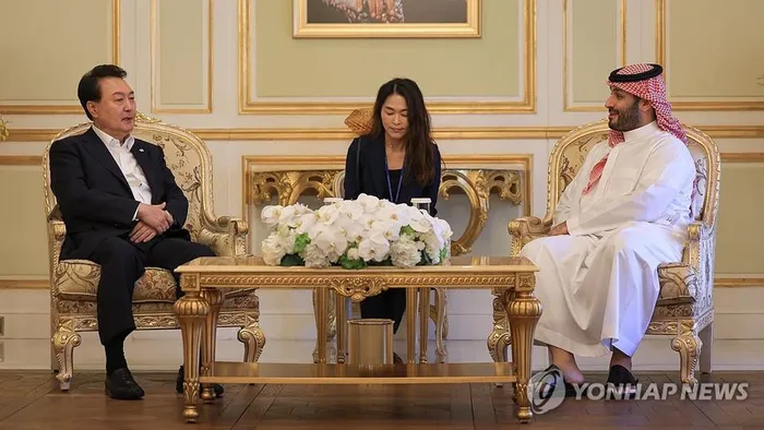 Tổng thống Hàn Quốc Yoon Suk Yeol (trái) trao đổi với Thái tử Ả Rập Xê-út Mohammed bin Salman tại nhà khách trong chuyến thăm cấp nhà nước cuối năm 2023. Ảnh: Yonhap News