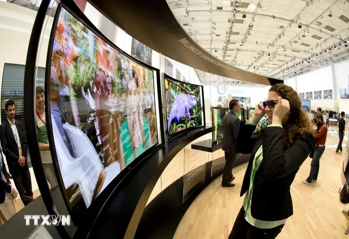 Tivi OLED màn hình cong của Samsung được trưng bày tại hội chợ thương mại điện tử quốc tế ở Berlin, Đức. (Ảnh: AFP/TTXVN)