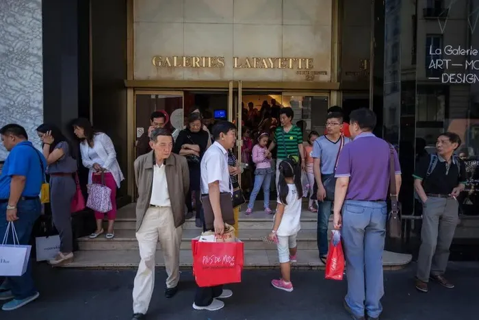  Du khách Trung Quốc tham quan, mua sắm tại một trung tâm thương mại tại Paris, Pháp. Ảnh: Ed Alcock/The New York Times. 