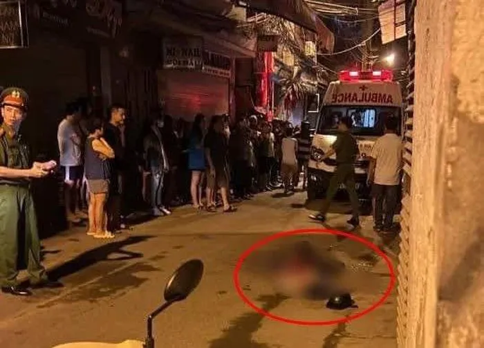 Hiện trường vụ người đàn ông bị đâm gục trên phố Cự Lộc, TP Hà Nội.