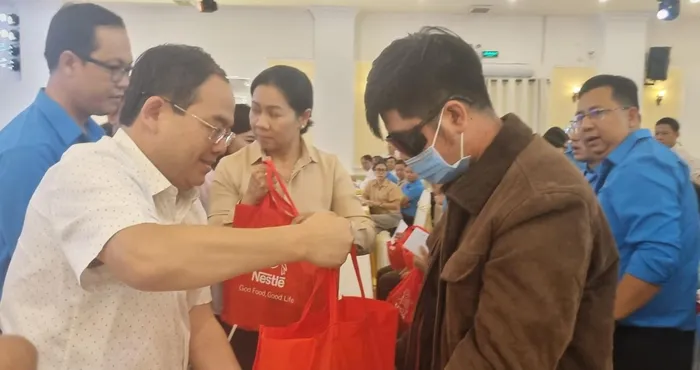 Lãnh đạo tỉnh Đồng Nai tặng quà cho công nhân bị tai nạn lao động.