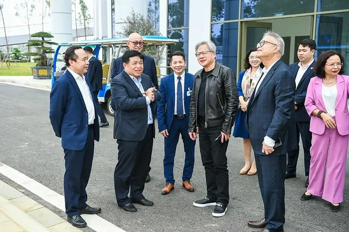 Bộ trưởng Bộ Kế hoạch và Đầu tư Nguyễn Chí Dũng (thứ hai từ trái sang) giới thiệu với Chủ tịch NVIDIA Jensen Huang về Trung tâm Đổi mới sáng tạo Quốc gia (NIC) tại Hòa Lạc hồi tháng 12/2023. (Ảnh: MPI)