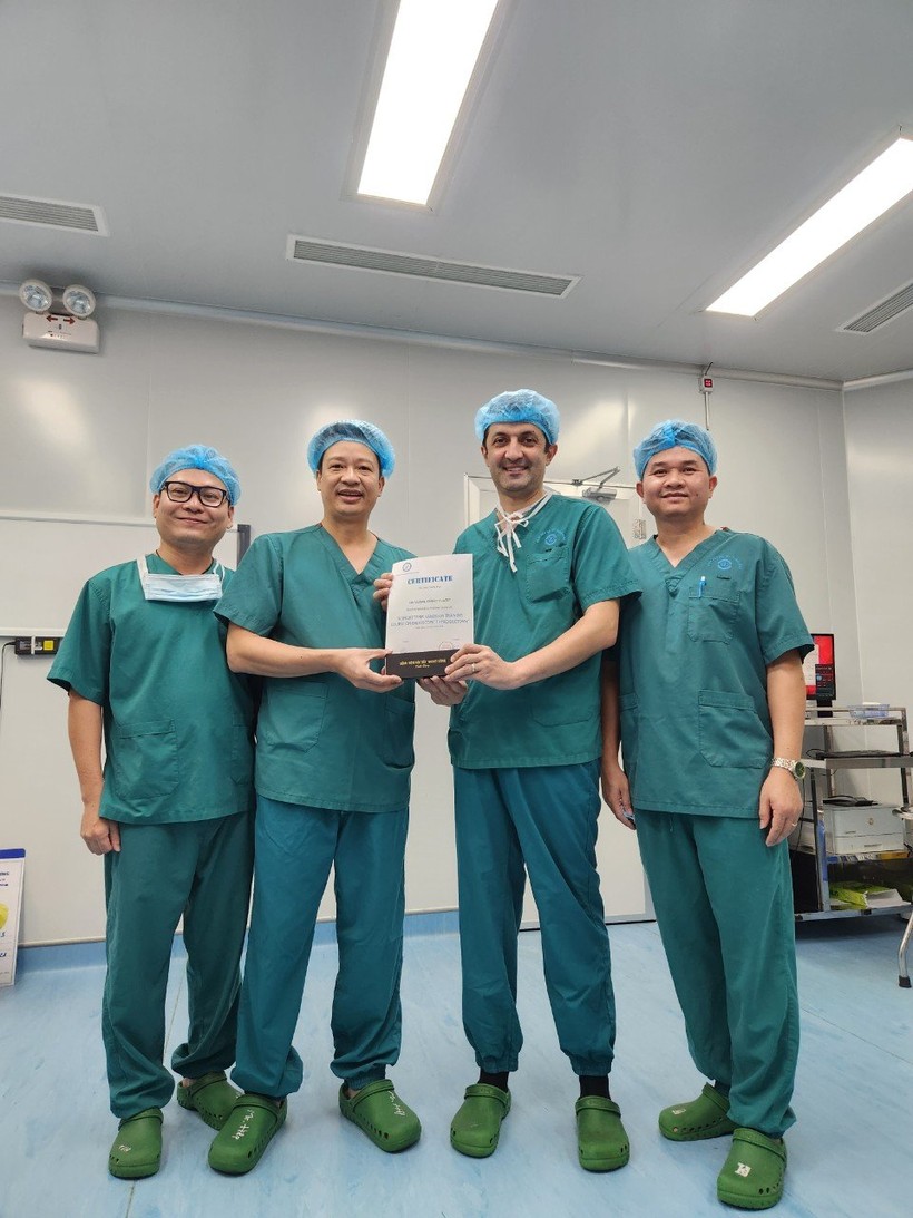 Lãnh đạo Bệnh viện Nội tiết Trung ương trao chứng nhận hoàn thành khóa học cho bác sĩ Eminov Vusal Latif.