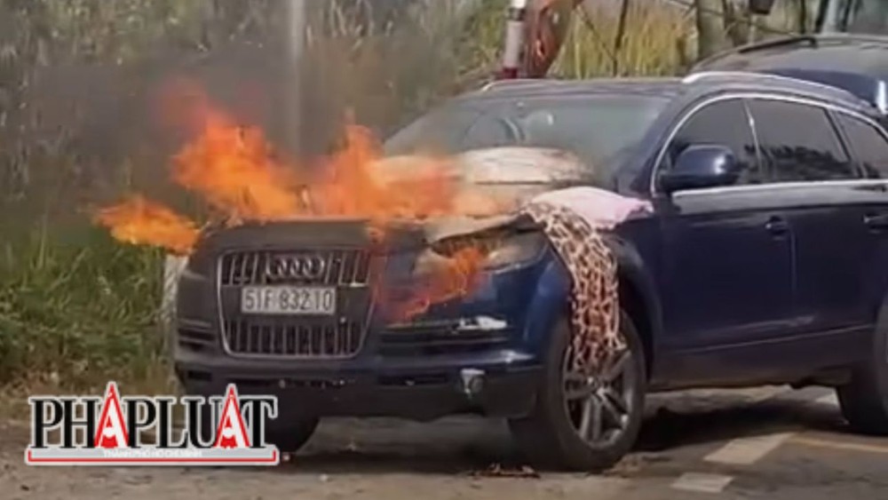 Xe Audi bị cháy trên đèo Mimosa ảnh 1