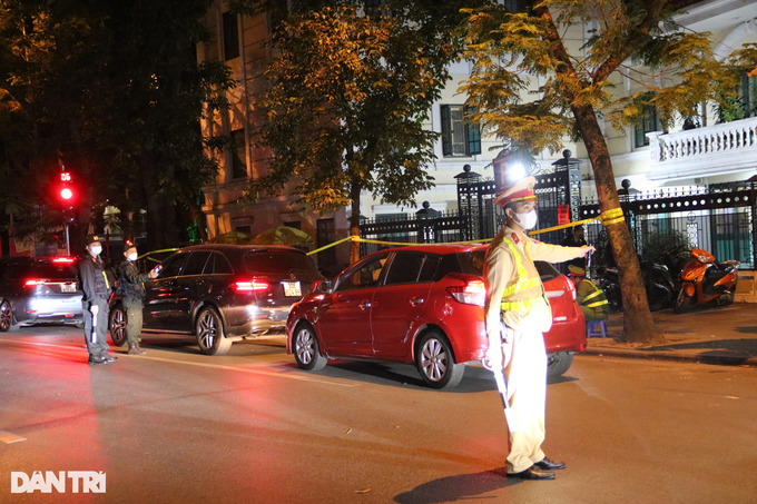 Cảnh sát 141 kiểm tra nồng độ cồn hàng loạt người đi xe đạp trên phố Hà Nội ảnh 1