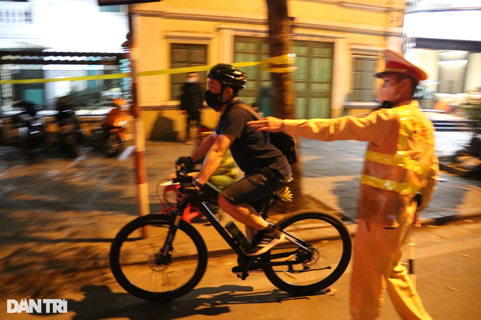 Cảnh sát 141 kiểm tra nồng độ cồn hàng loạt người đi xe đạp trên phố Hà Nội ảnh 3