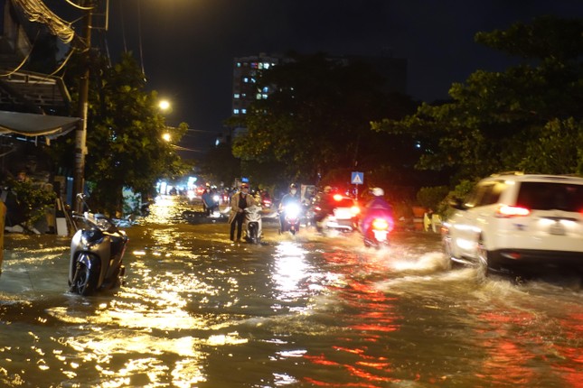 Mưa lớn gây ngập và kẹt xe, người dân TPHCM bì bõm lội nước về nhà ảnh 1