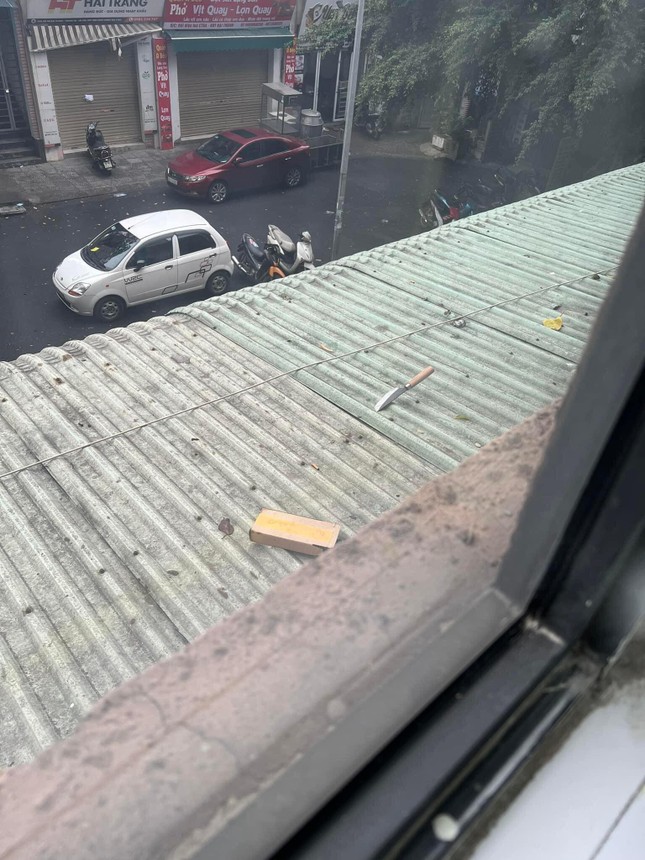 Liên tiếp chậu cây, dao, cờ lê, máy khoan rơi từ chung cư cao tầng tại Hà Nội ảnh 3