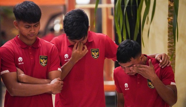 Cầu thủ U20 Indonesia cúi mặt khóc khi biết tin mất quyền chủ nhà U20 World Cup 2023 ảnh 1