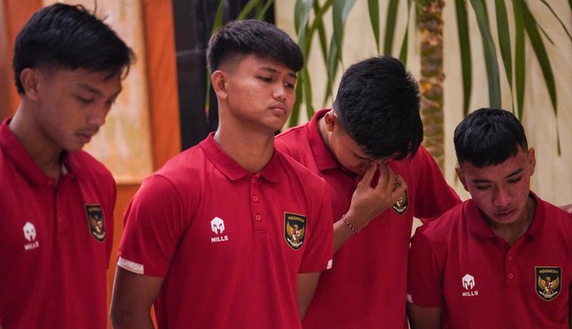 Cầu thủ U20 Indonesia cúi mặt khóc khi biết tin mất quyền chủ nhà U20 World Cup 2023 ảnh 4