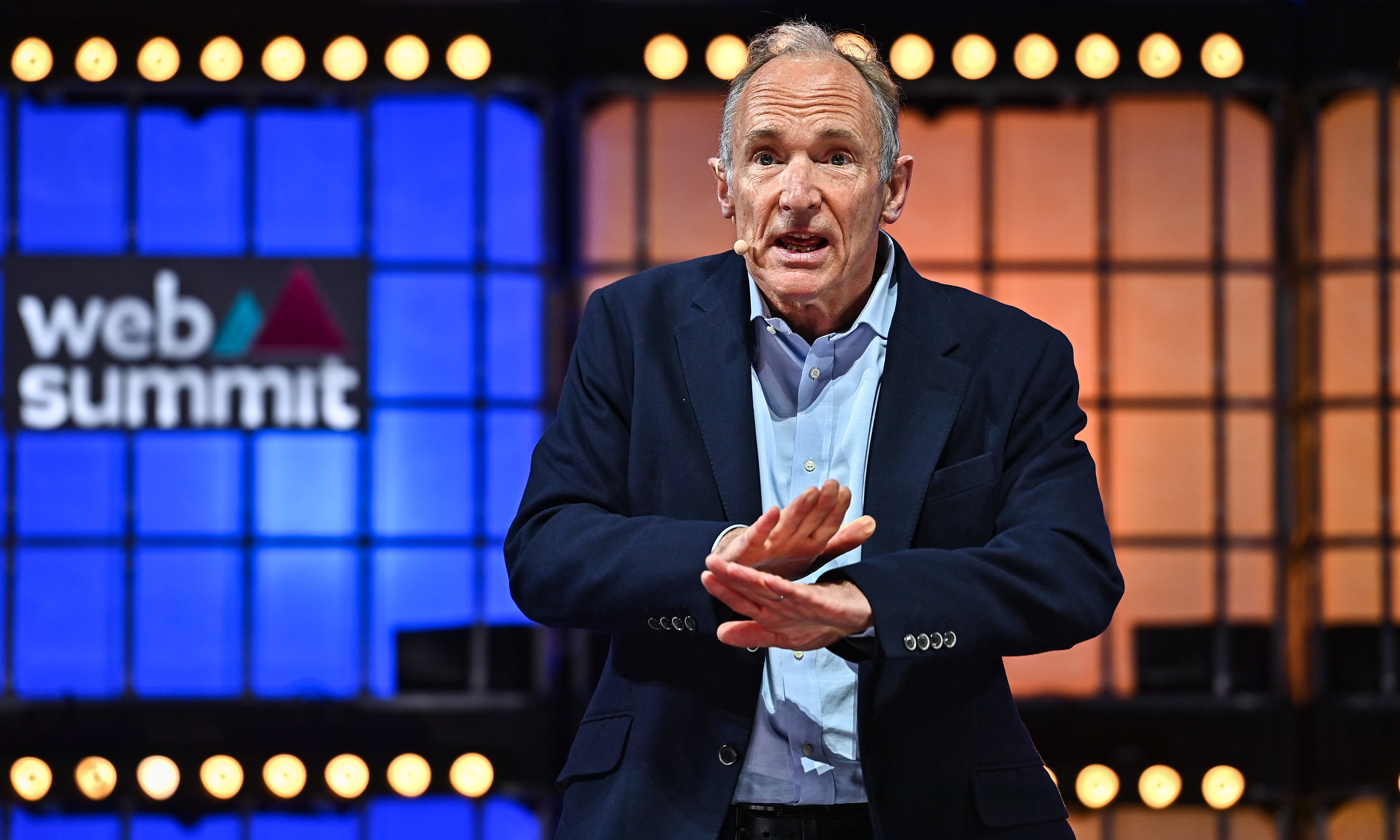 Nhà sáng lập web Tim Berners Lee phát biểu tại hội thảo Web Summit diễn ra tại Lisbon, Bồ Đào Nha.