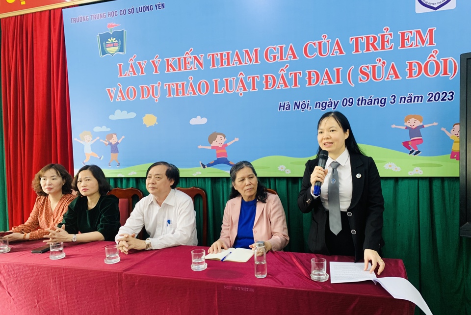 Luật sư Phạm Thị Bích Hảo trao đổi tại hội nghị lấy ý kiến
