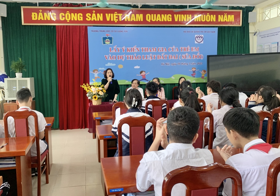 Theo bà Đinh Thị Phương Anh – Hiệu trưởng trường THCS Lương Yên, hội nghị lấy ý kiến tham gia của trẻ em vào Dự thảo Luật Đất đai rất hữu ích cho cả học sinh và giáo viên nhà trường