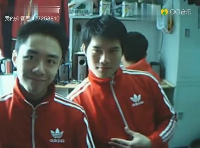 Vy Vỹ và Hoàng Nghệ Hinh tinh nghịch, hóm hỉnh trong video hát nhép được đăng tải trên YouTube năm 2006. Ảnh: Chụp màn hình