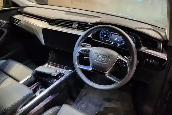  Khoang cabin của Audi Q8 e-tron không có sự thay đổi đáng chú ý nào. Vẫn là bố cục hướng về người lái với hệ điều hành MMI quen thuộc, gồm buồng lái ảo Virtual Cockpit và bộ đôi màn hình cảm ứng giúp tùy chỉnh tất cả thông số bên trong xe. 