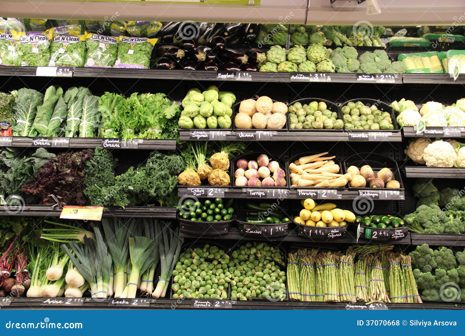 green-vegetables-section-grocery-store-37070668.jpg