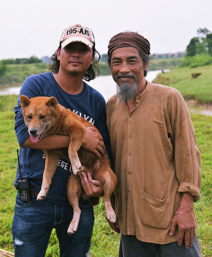 Đạo diễn Trần Vũ Thủy (trái) cùng diễn viên Viết Liên (Lão Hạc) và chú chó shiba đóng Cậu Vàng. Ảnh: Galaxy.