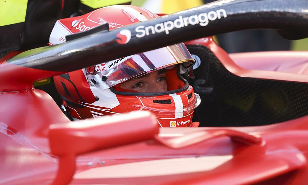 Charles Leclerc trong một lần vào pit ở chặng đua Bahrain hôm 20/3. Ảnh: AP