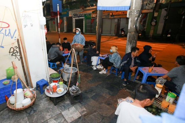 Quán phở kỳ lạ ở Hà Nội: Chỉ mở lúc 3 giờ sáng, khách xếp hàng như bao cấp