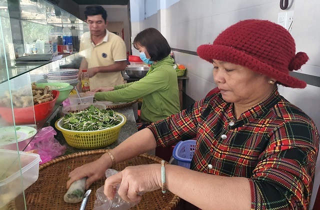 'Bí mật' quán bánh cuốn ở Bình Định, bà chủ bán vèo cả nghìn cái/ngày
