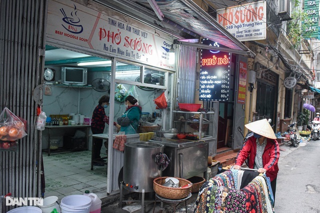 Lạ lùng con ngõ ẩm thực đủ 'Sướng', 'Nhàn', 'Vui', 'Sân si' ở Hà Nội
