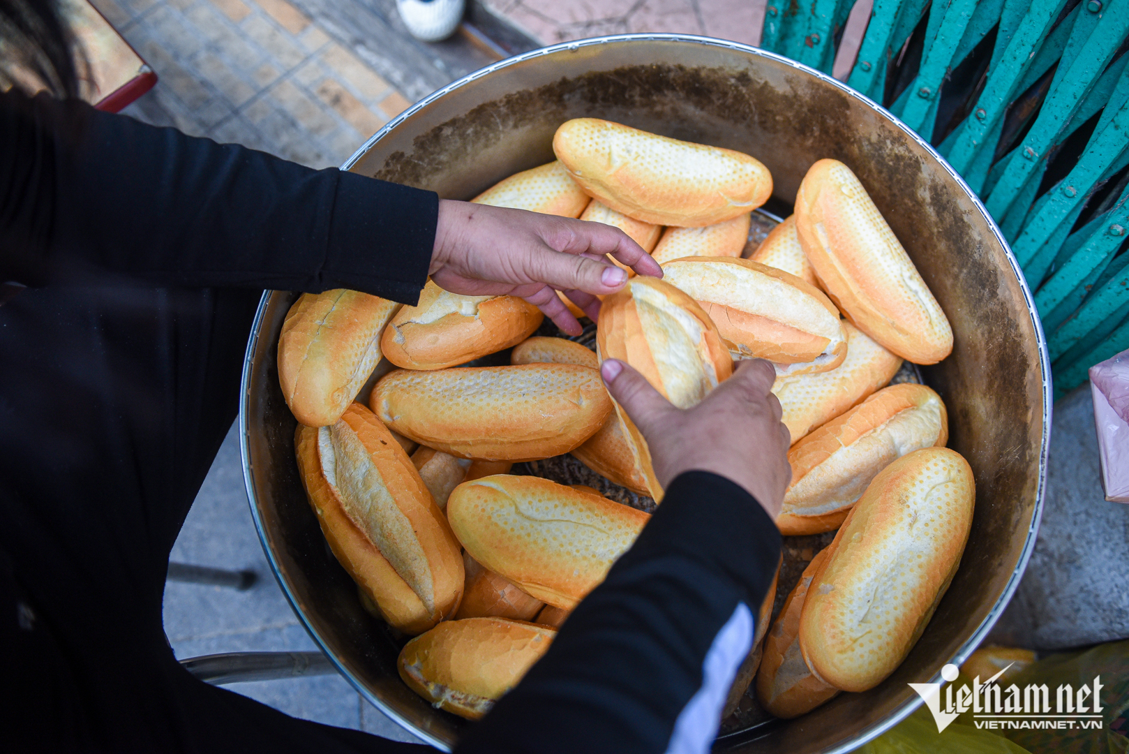 Bánh mì rẻ nhất Hà Nội 40 năm đông nườm nượp, bán đến 400 ổ mỗi sáng