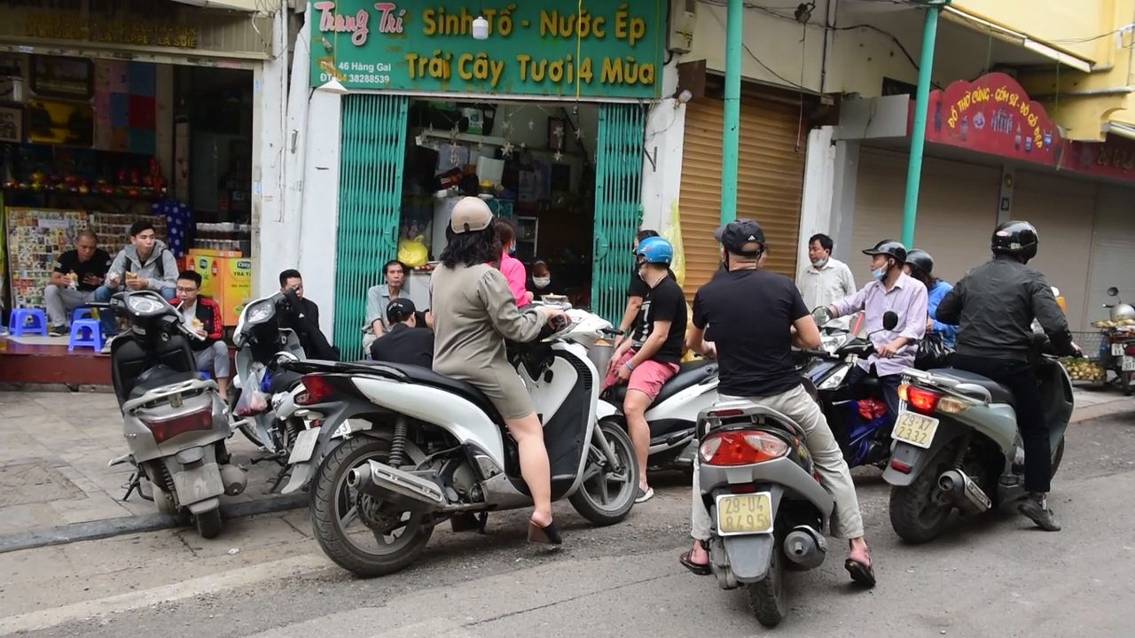 Bánh mì rẻ nhất Hà Nội 40 năm đông nườm nượp, bán đến 400 ổ mỗi sáng
