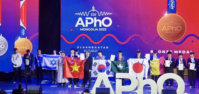 Cả 8 học sinh Việt Nam đạt giải tại Olympic Vật lí Châu Á - Thái Bình Dương 2023 - Ảnh 1.