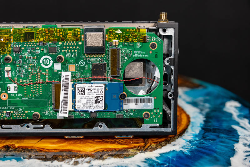 Lenovo ThinkCentre M75n IoT bên trong SSD và LTE tùy chọn